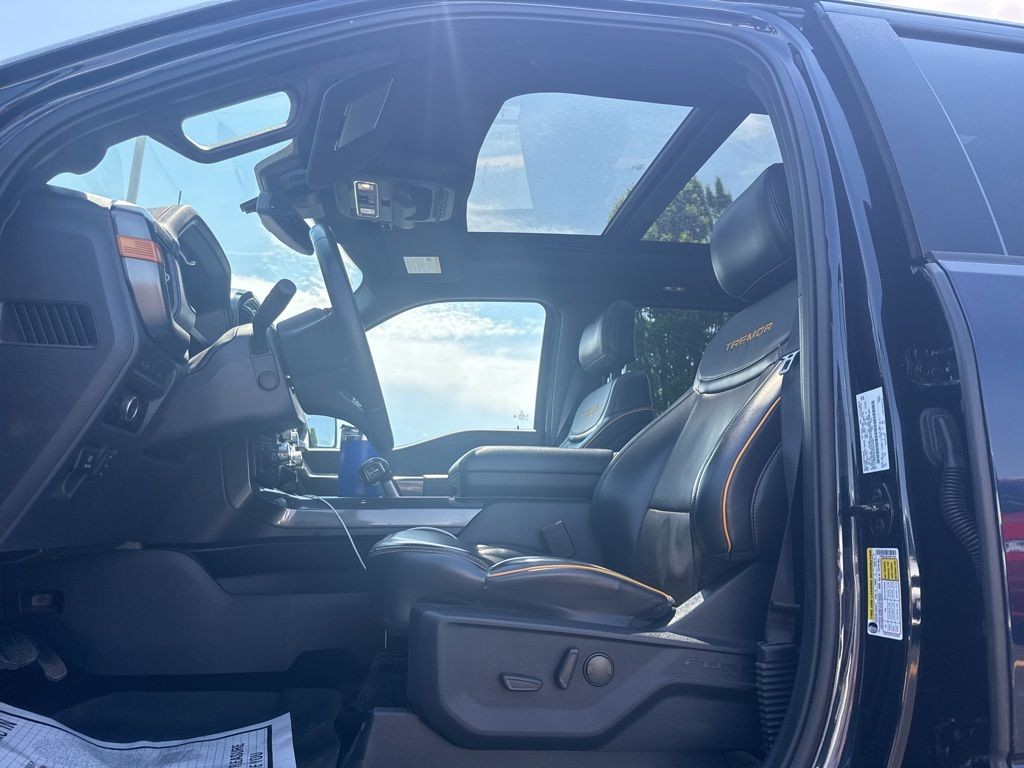 Ford F-150 Vehicle Full-screen Gallery Image 2