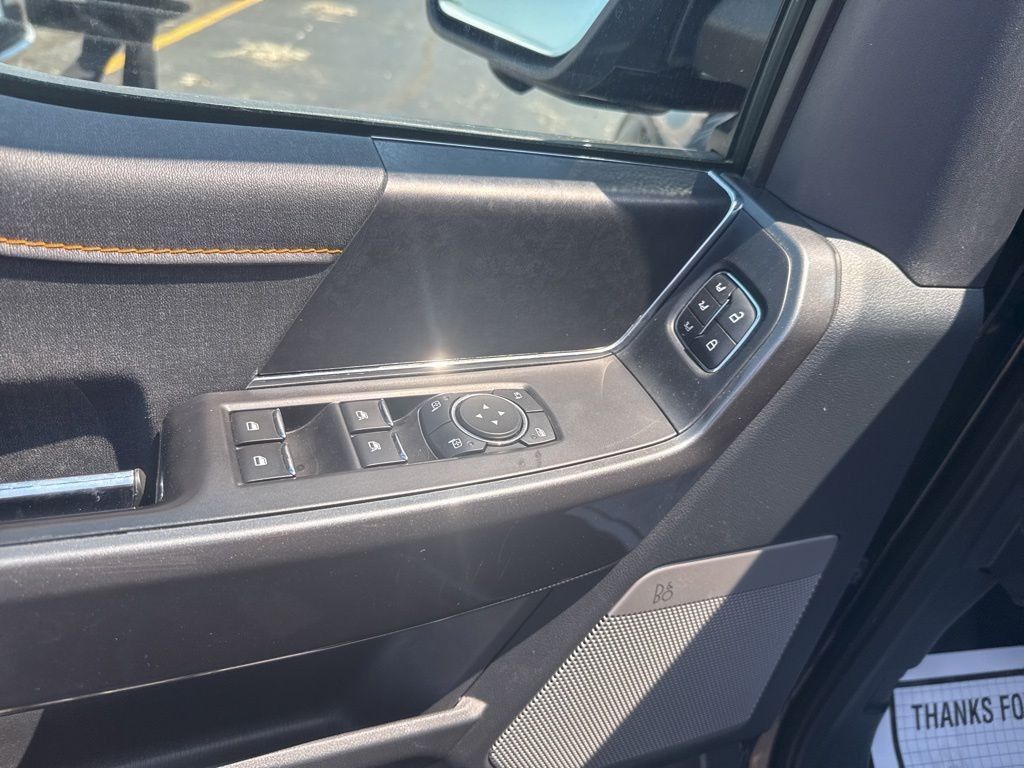 Ford F-150 Vehicle Full-screen Gallery Image 12