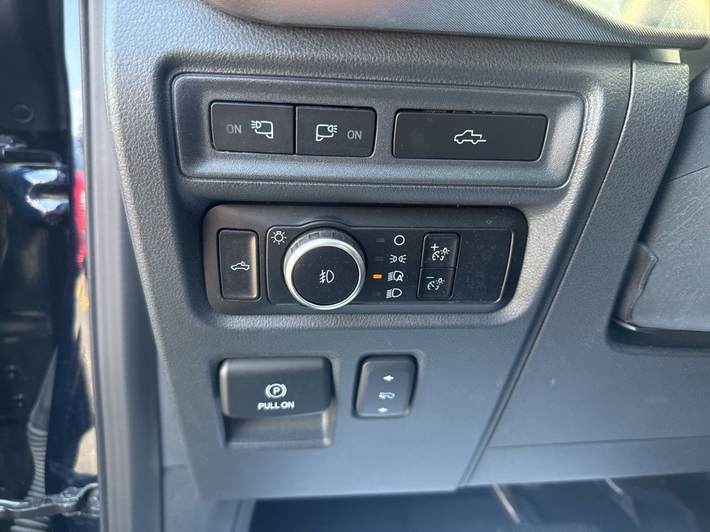 Ford F-150 Vehicle Full-screen Gallery Image 14