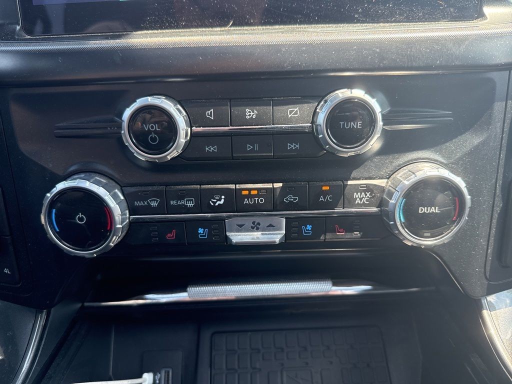 Ford F-150 Vehicle Full-screen Gallery Image 21