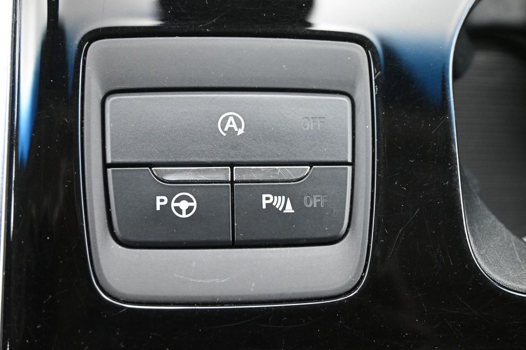 Ford Edge Vehicle Full-screen Gallery Image 16