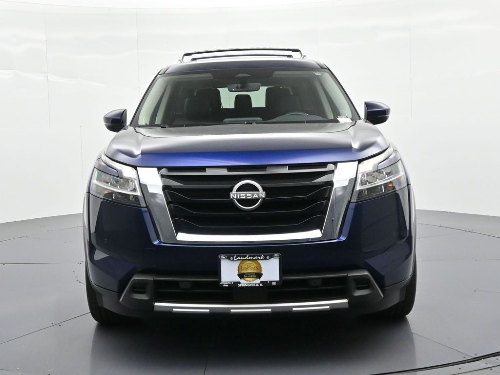 Nissan Pathfinder Vehicle Full-screen Gallery Image 3