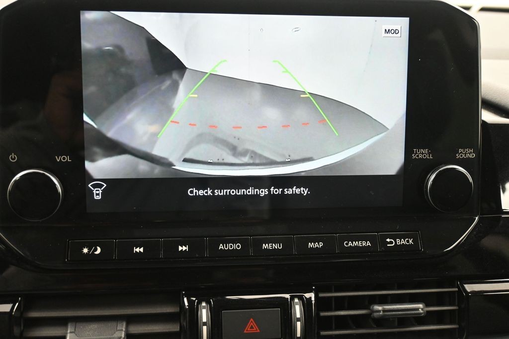 Nissan Pathfinder Vehicle Full-screen Gallery Image 15