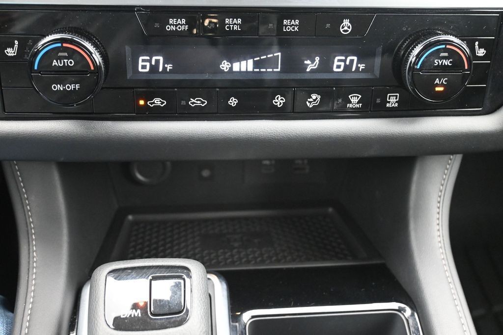 Nissan Pathfinder Vehicle Full-screen Gallery Image 16