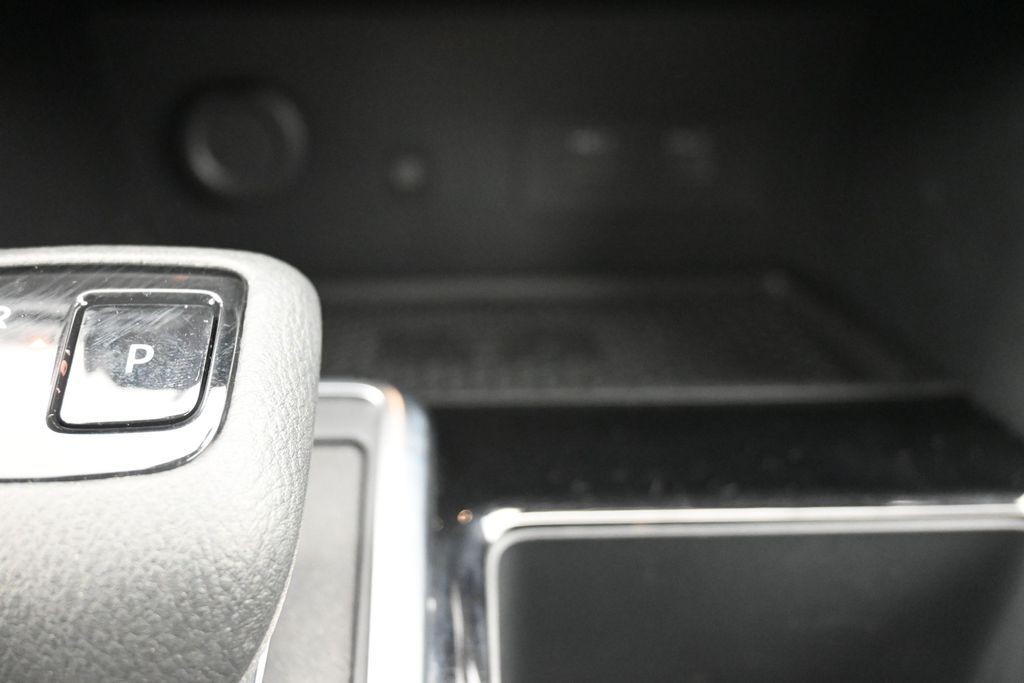 Nissan Pathfinder Vehicle Full-screen Gallery Image 17