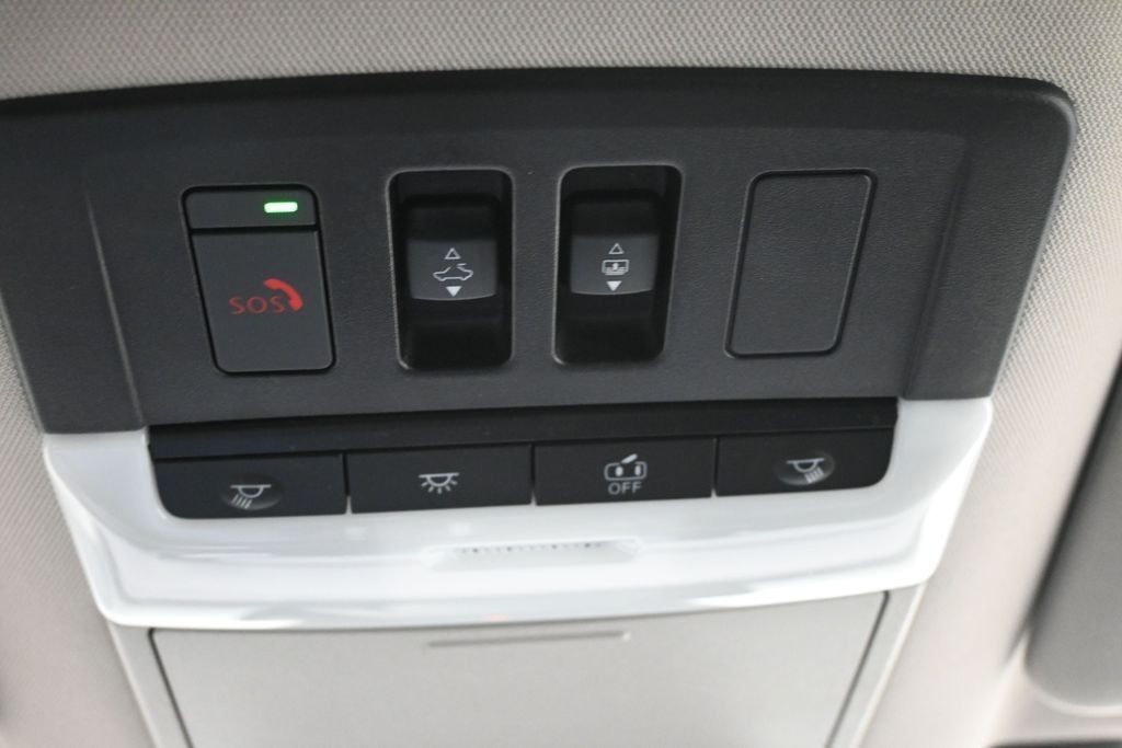 Nissan Pathfinder Vehicle Full-screen Gallery Image 18
