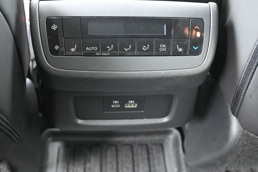Nissan Pathfinder Vehicle Full-screen Gallery Image 22