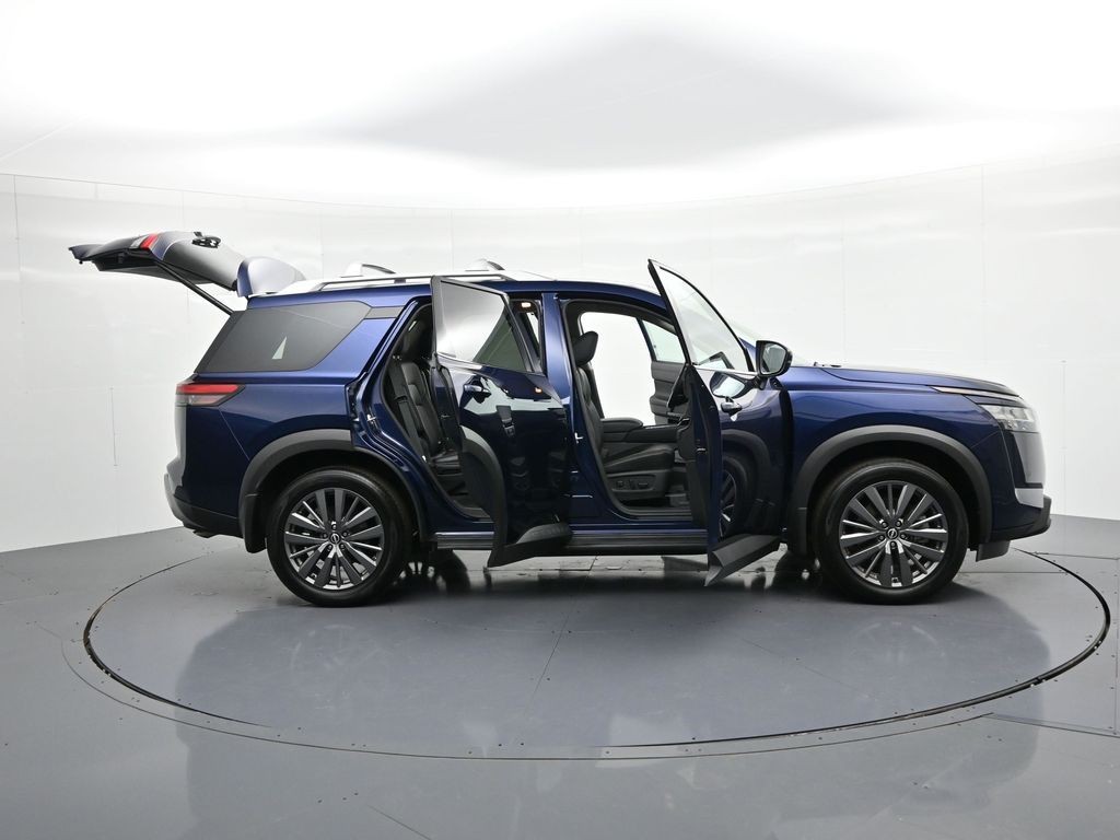 Nissan Pathfinder Vehicle Full-screen Gallery Image 31