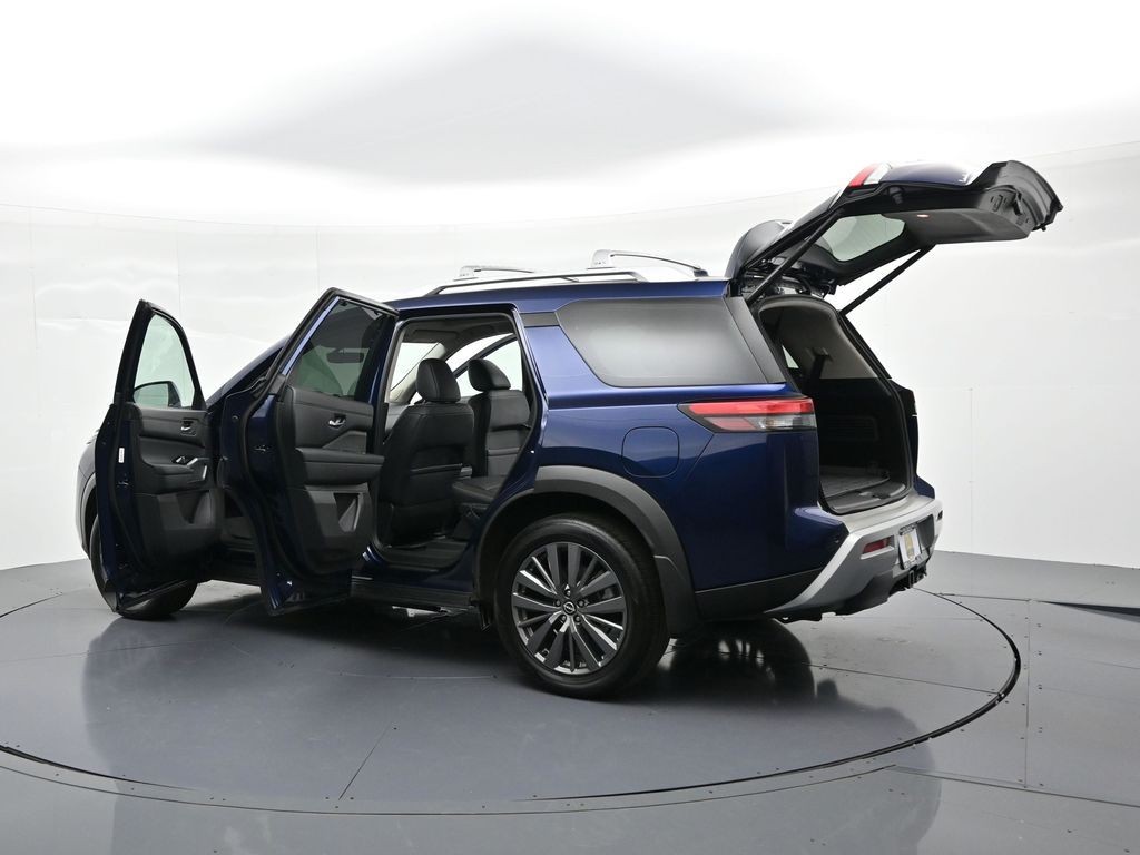 Nissan Pathfinder Vehicle Full-screen Gallery Image 32