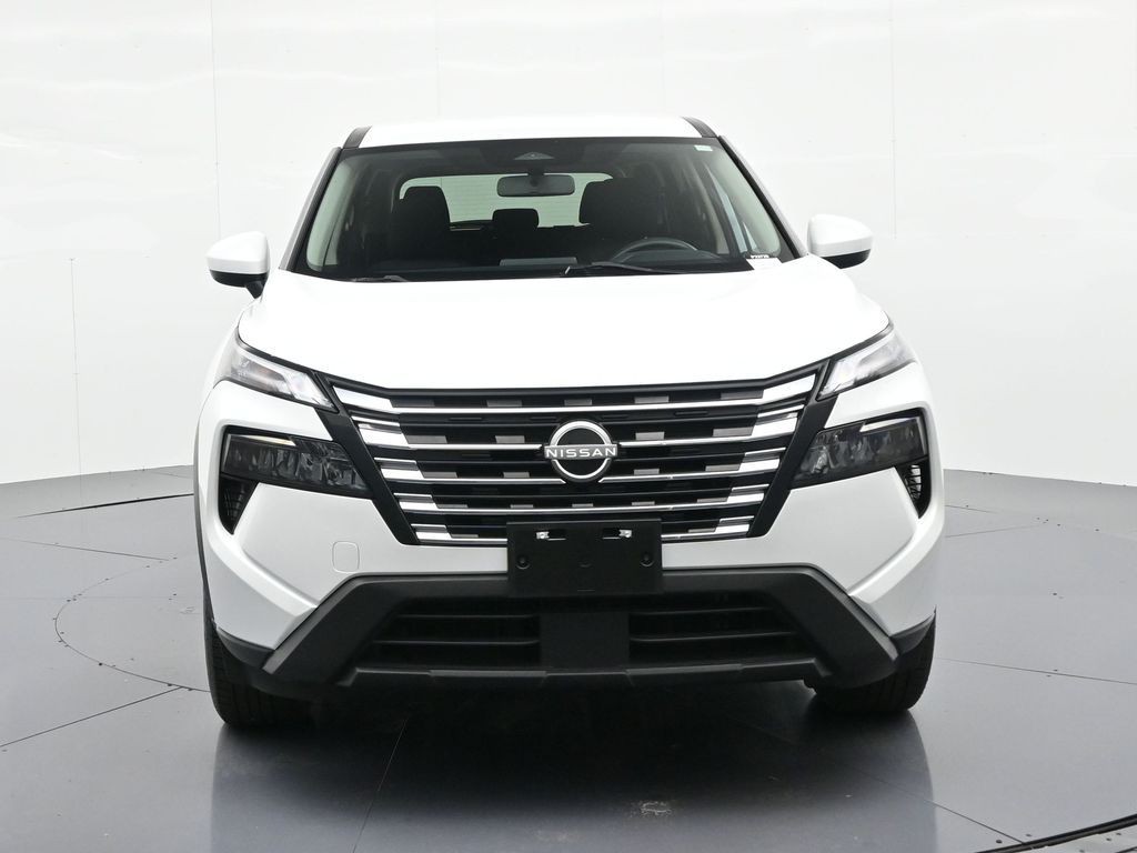 Nissan Rogue Vehicle Full-screen Gallery Image 3