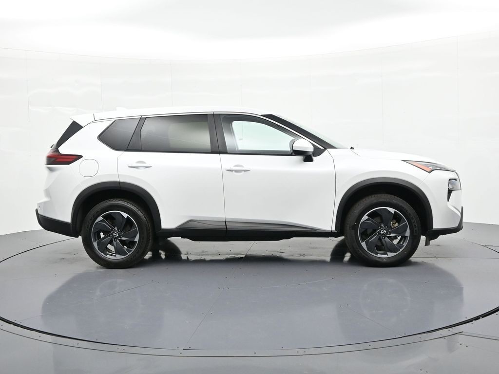 Nissan Rogue Vehicle Full-screen Gallery Image 5