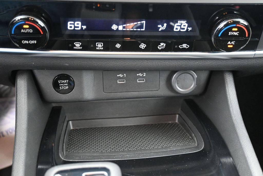 Nissan Rogue Vehicle Full-screen Gallery Image 12