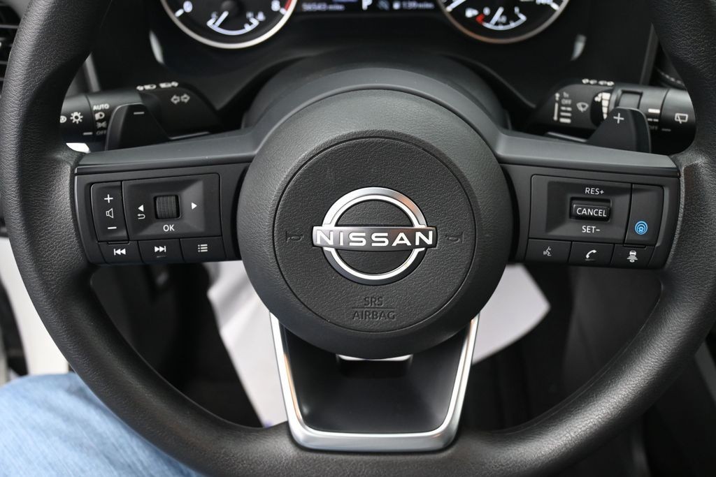 Nissan Rogue Vehicle Full-screen Gallery Image 14