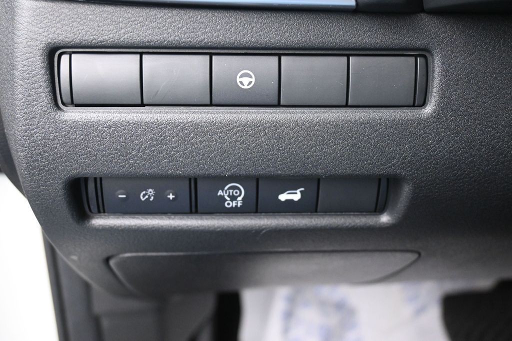Nissan Rogue Vehicle Full-screen Gallery Image 17