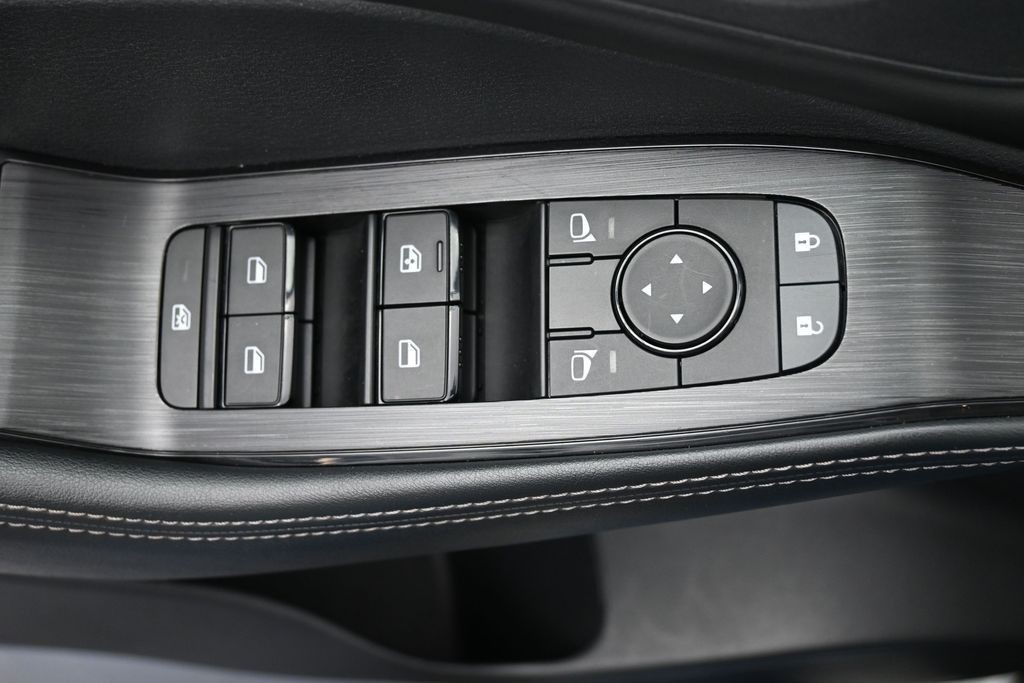Nissan Rogue Vehicle Full-screen Gallery Image 18