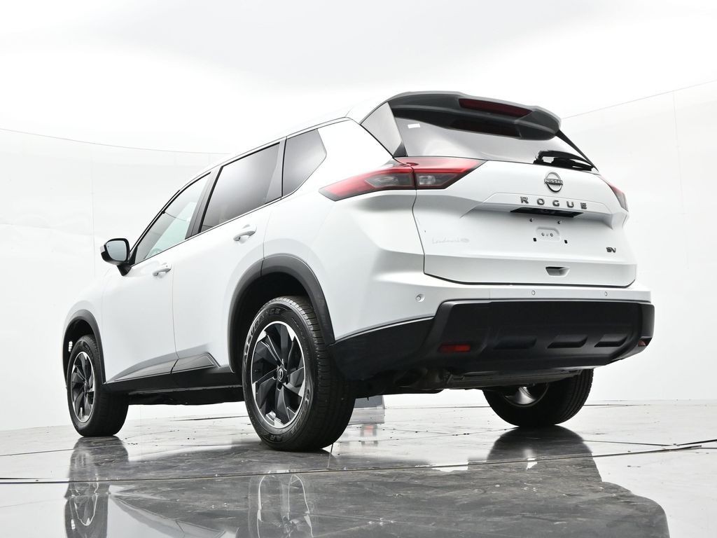 Nissan Rogue Vehicle Full-screen Gallery Image 23