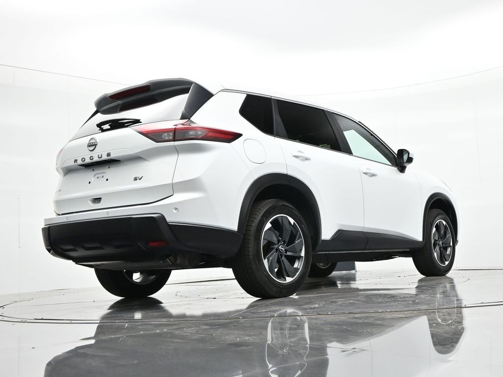 Nissan Rogue Vehicle Full-screen Gallery Image 25