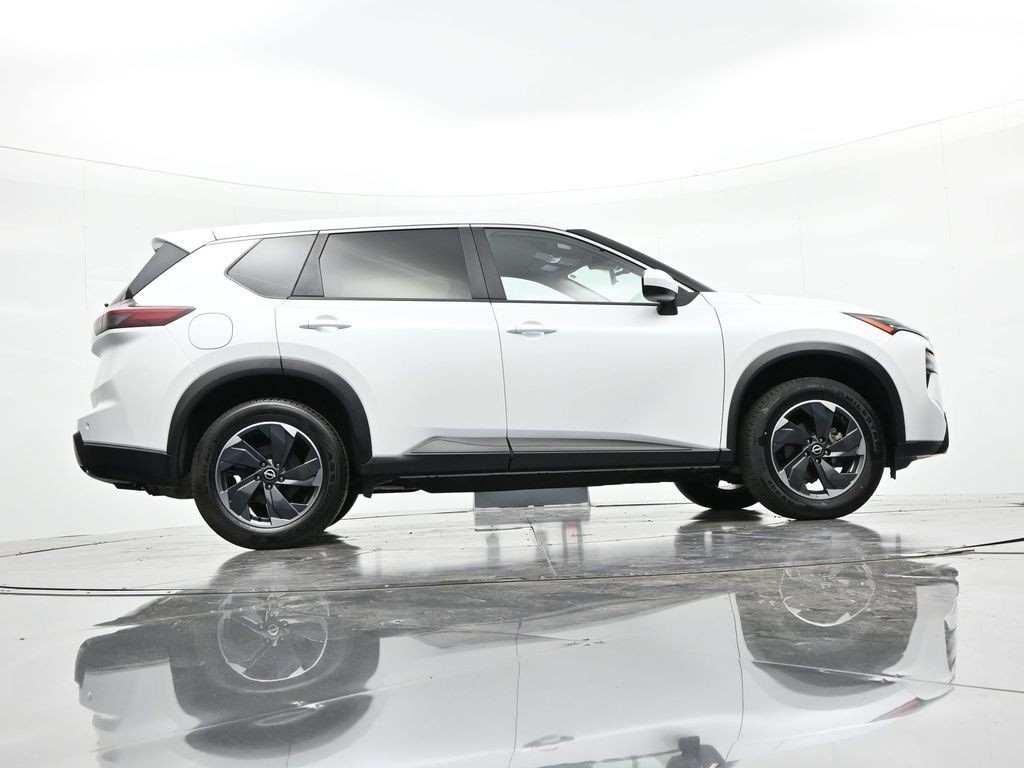 Nissan Rogue Vehicle Full-screen Gallery Image 26
