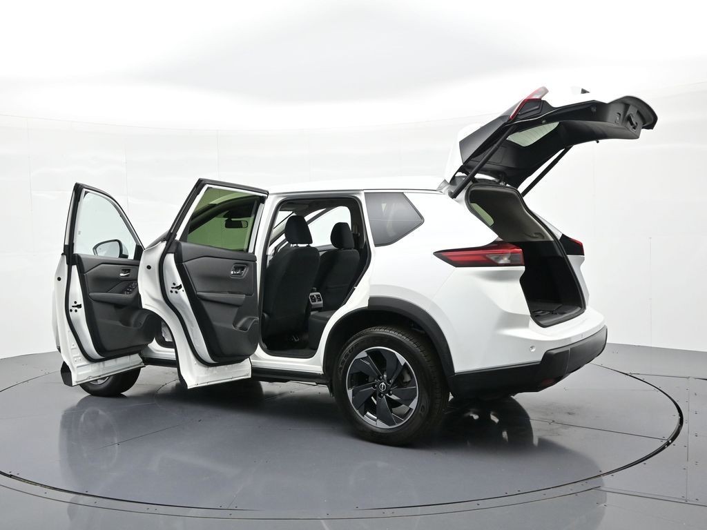 Nissan Rogue Vehicle Full-screen Gallery Image 28