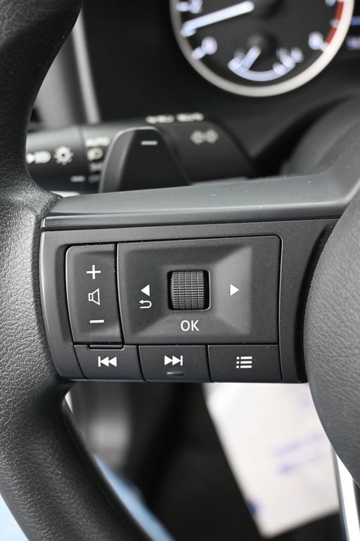 Nissan Rogue Vehicle Full-screen Gallery Image 16