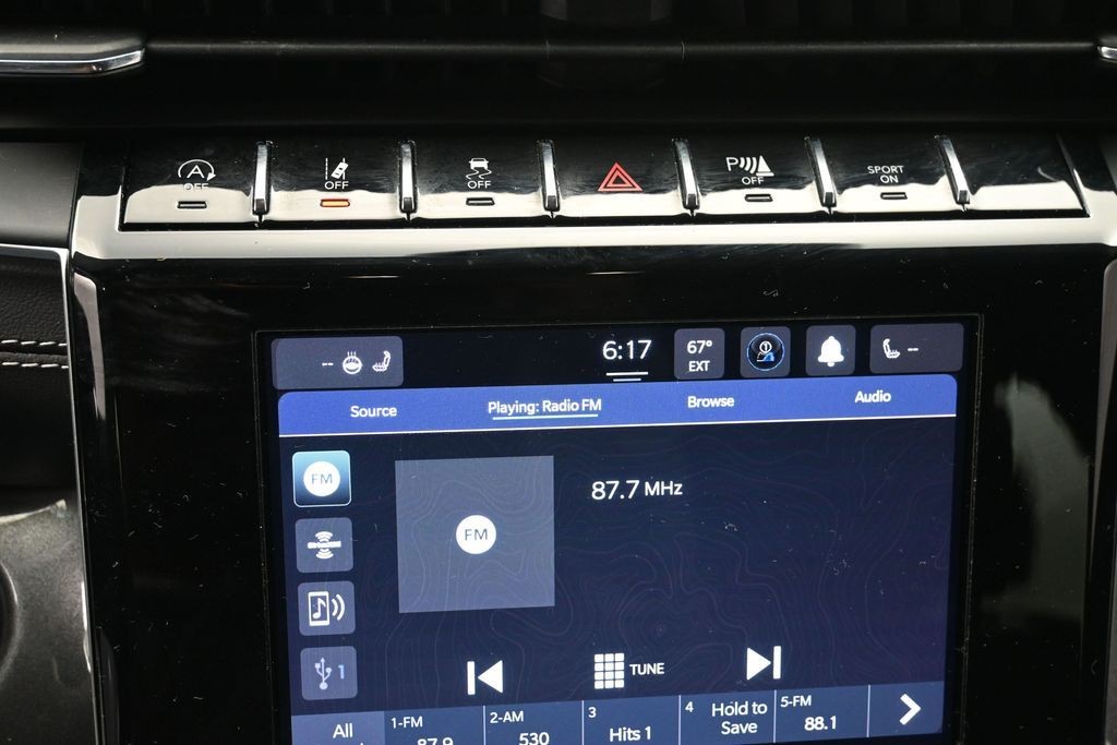 Jeep Grand Cherokee L Vehicle Full-screen Gallery Image 11