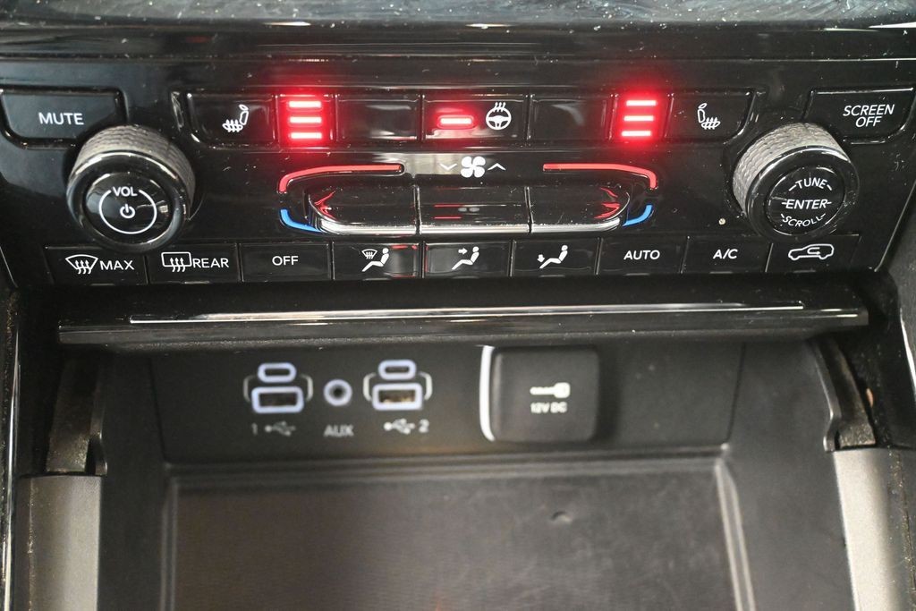 Jeep Grand Cherokee L Vehicle Full-screen Gallery Image 13