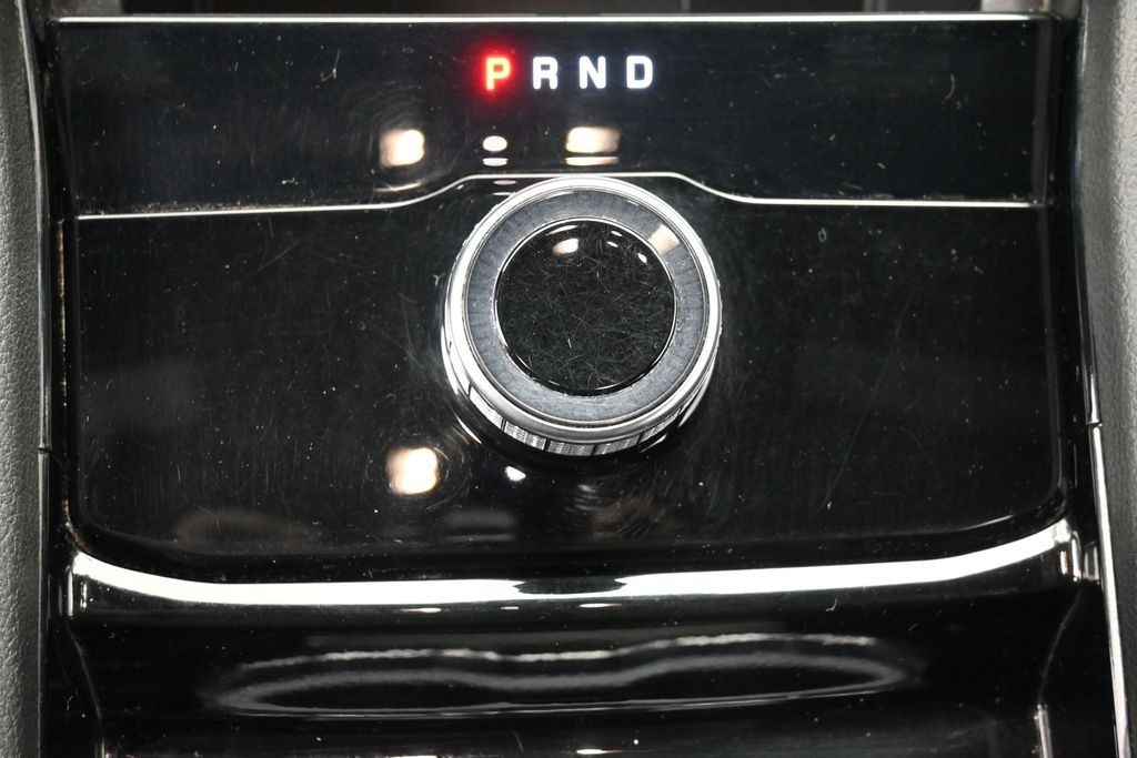 Jeep Grand Cherokee L Vehicle Full-screen Gallery Image 15