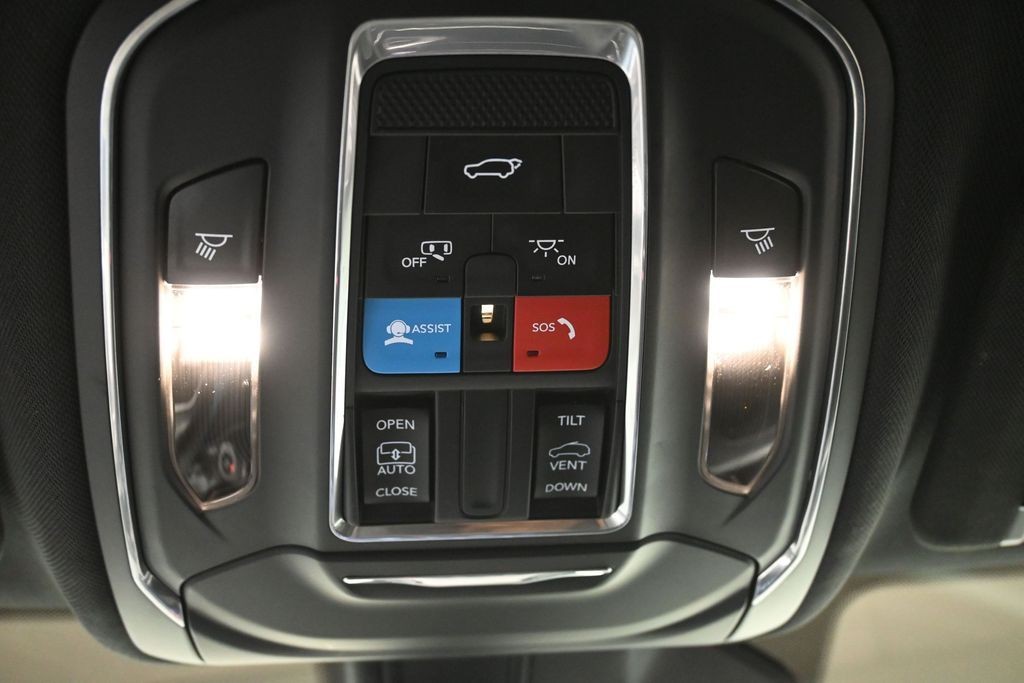 Jeep Grand Cherokee L Vehicle Full-screen Gallery Image 16