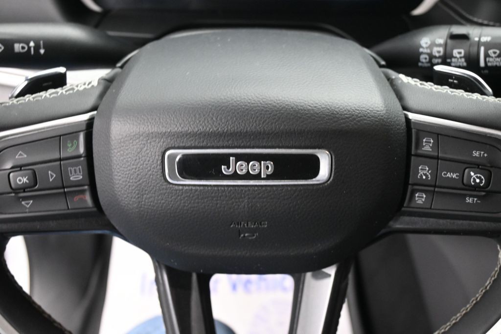 Jeep Grand Cherokee L Vehicle Full-screen Gallery Image 17