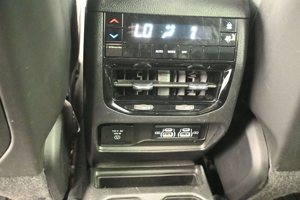 Jeep Grand Cherokee L Vehicle Full-screen Gallery Image 23