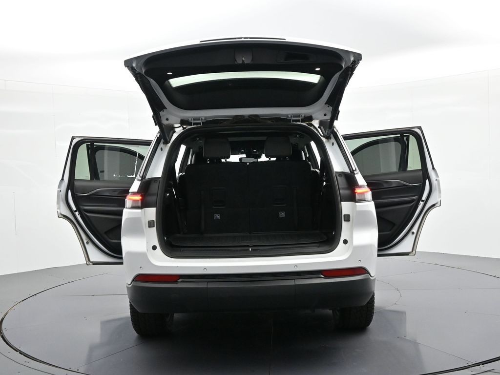 Jeep Grand Cherokee L Vehicle Full-screen Gallery Image 35