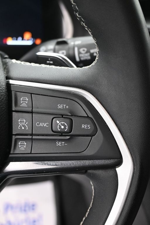 Jeep Grand Cherokee L Vehicle Full-screen Gallery Image 18
