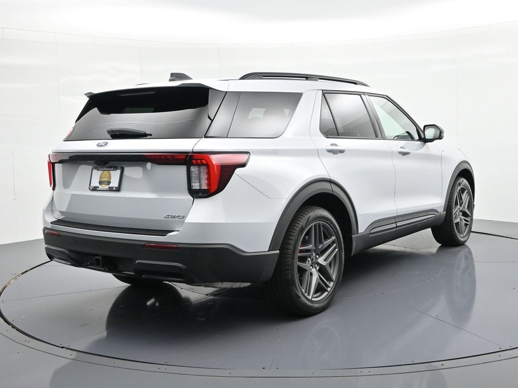 Ford Explorer Vehicle Full-screen Gallery Image 6
