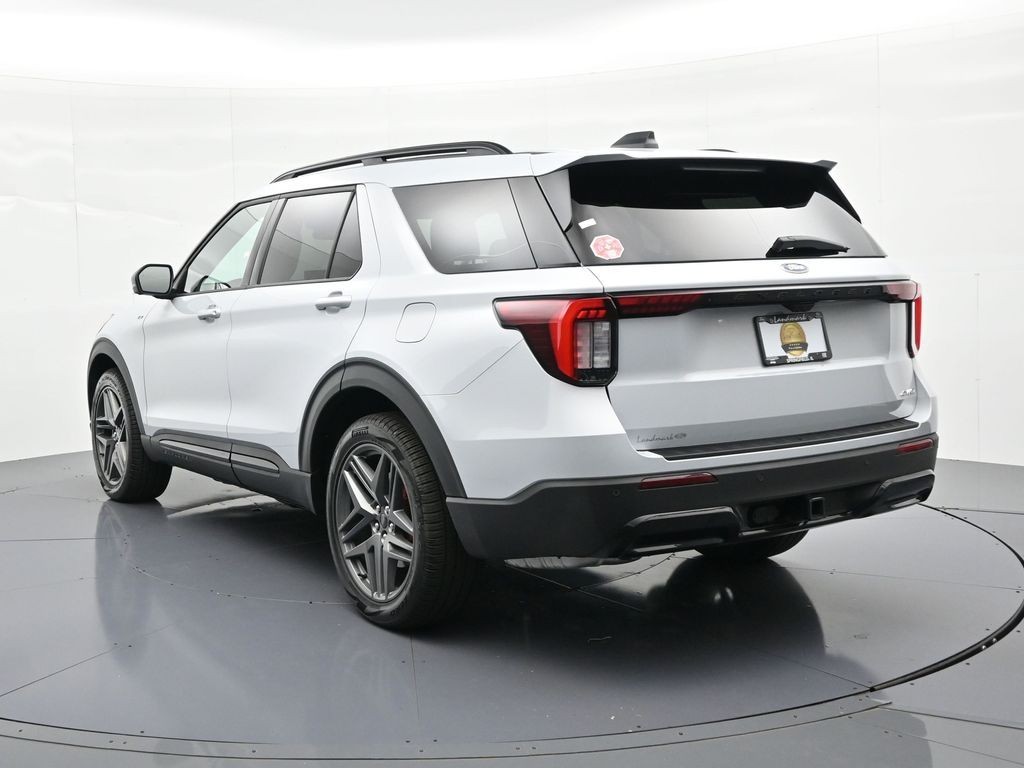 Ford Explorer Vehicle Full-screen Gallery Image 8
