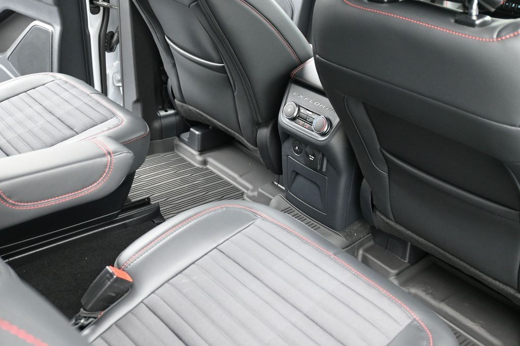 Ford Explorer Vehicle Full-screen Gallery Image 10