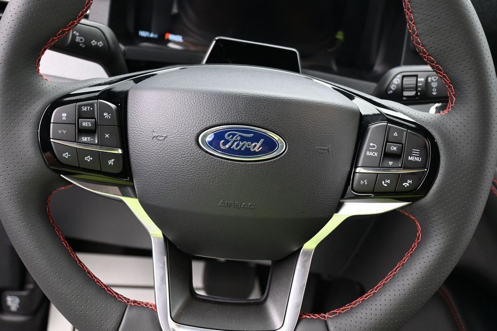 Ford Explorer Vehicle Full-screen Gallery Image 14