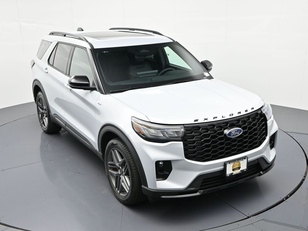 Ford Explorer Vehicle Full-screen Gallery Image 16