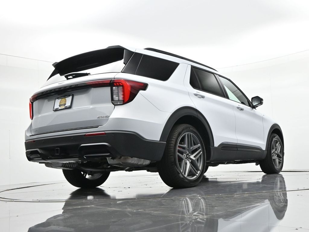 Ford Explorer Vehicle Full-screen Gallery Image 22