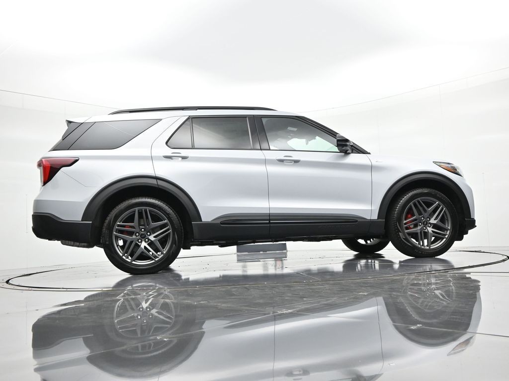 Ford Explorer Vehicle Full-screen Gallery Image 23