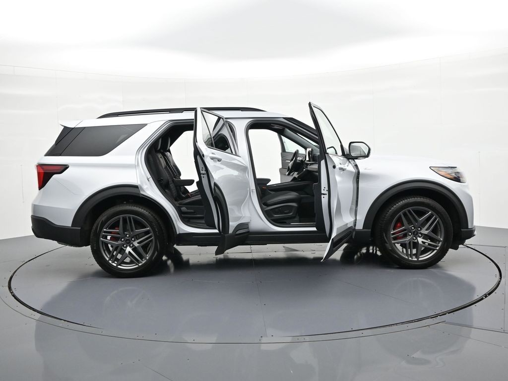 Ford Explorer Vehicle Full-screen Gallery Image 24