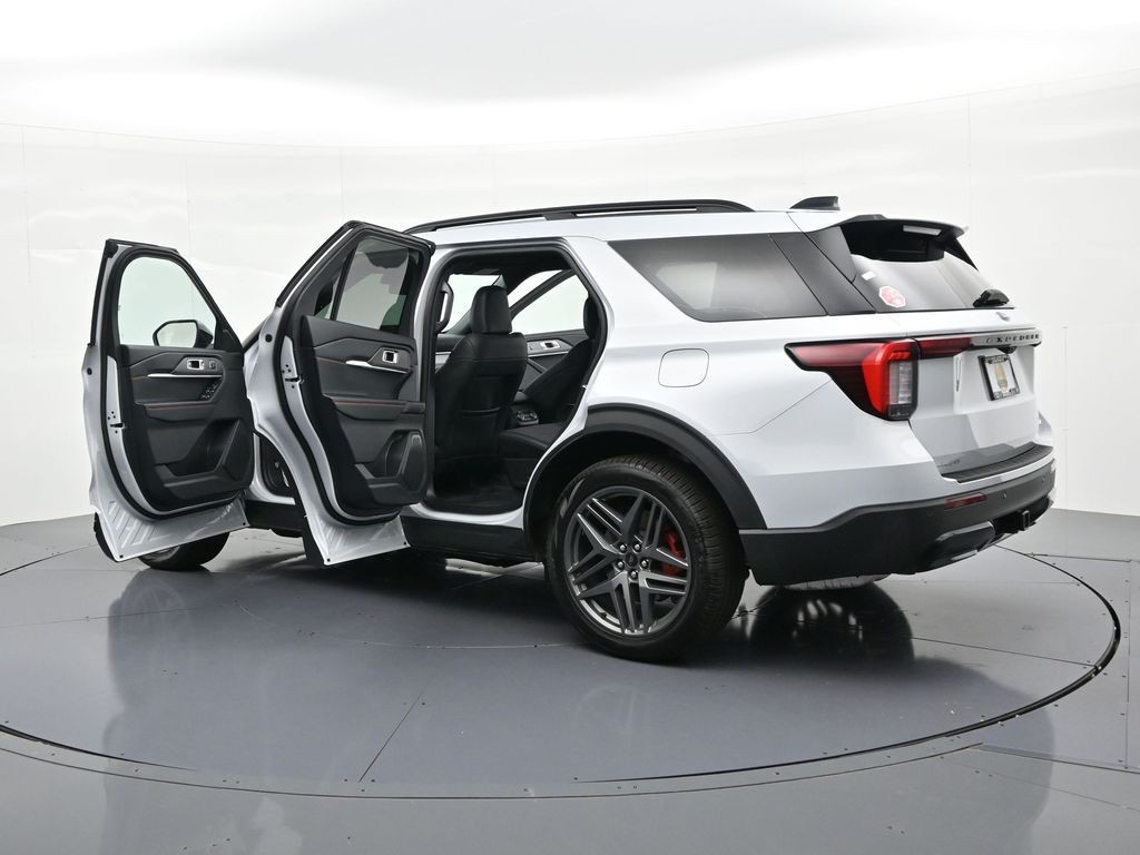 Ford Explorer Vehicle Full-screen Gallery Image 25