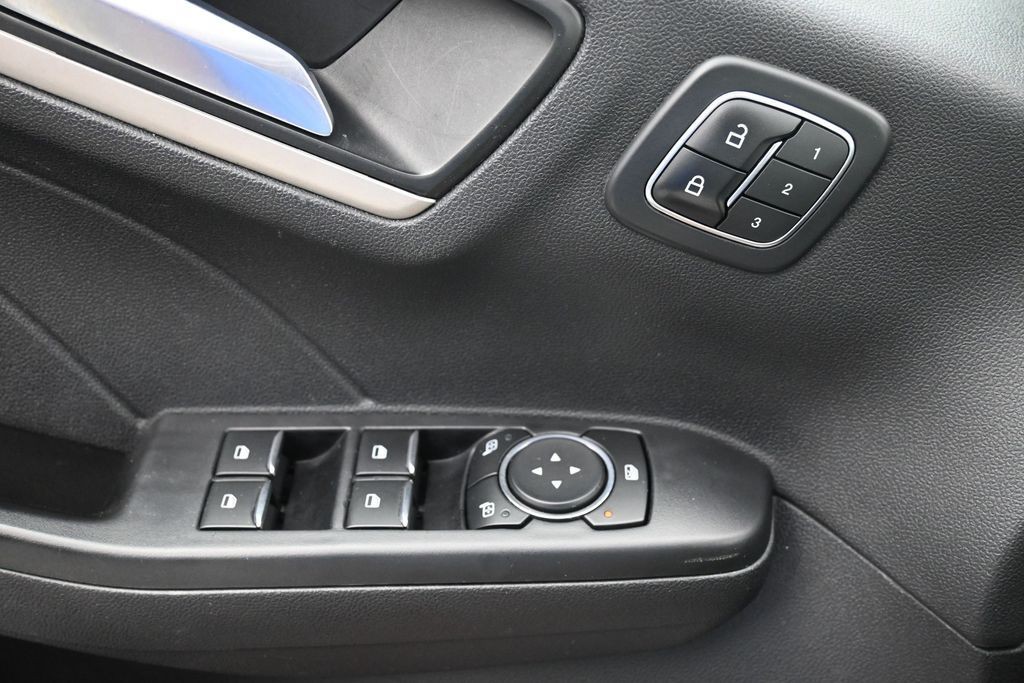 Ford Escape Vehicle Full-screen Gallery Image 20
