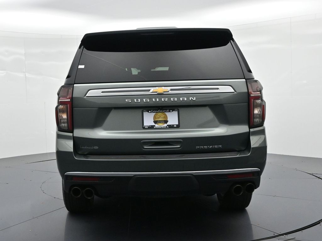 Chevrolet Suburban Vehicle Full-screen Gallery Image 7