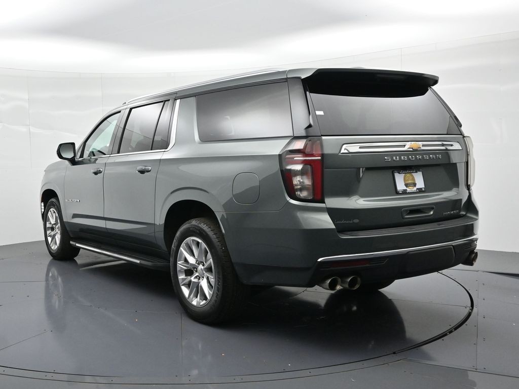 Chevrolet Suburban Vehicle Full-screen Gallery Image 8