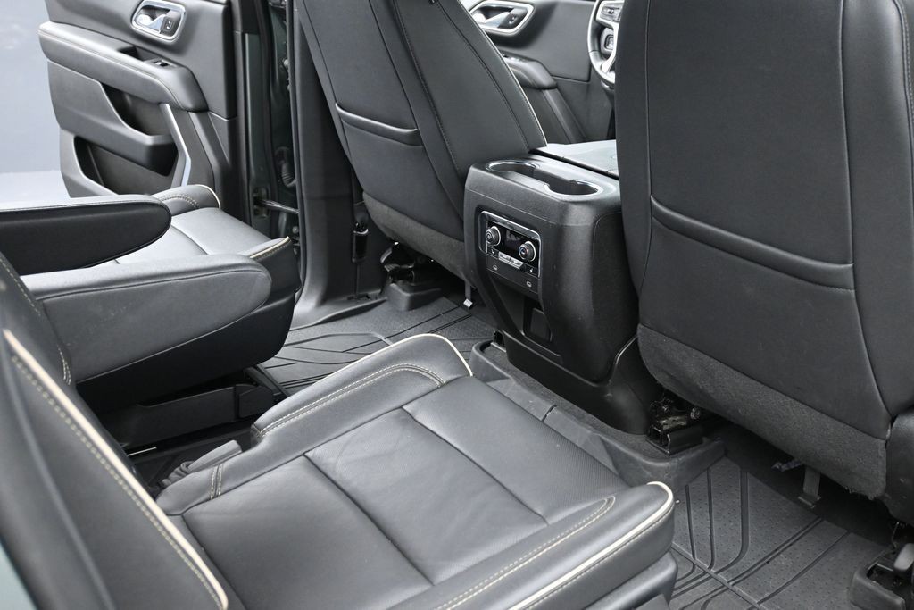 Chevrolet Suburban Vehicle Full-screen Gallery Image 10