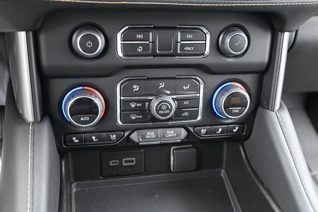 Chevrolet Suburban Vehicle Full-screen Gallery Image 12
