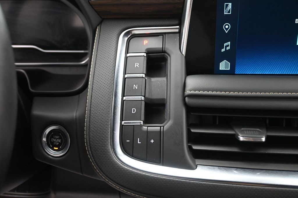 Chevrolet Suburban Vehicle Full-screen Gallery Image 13