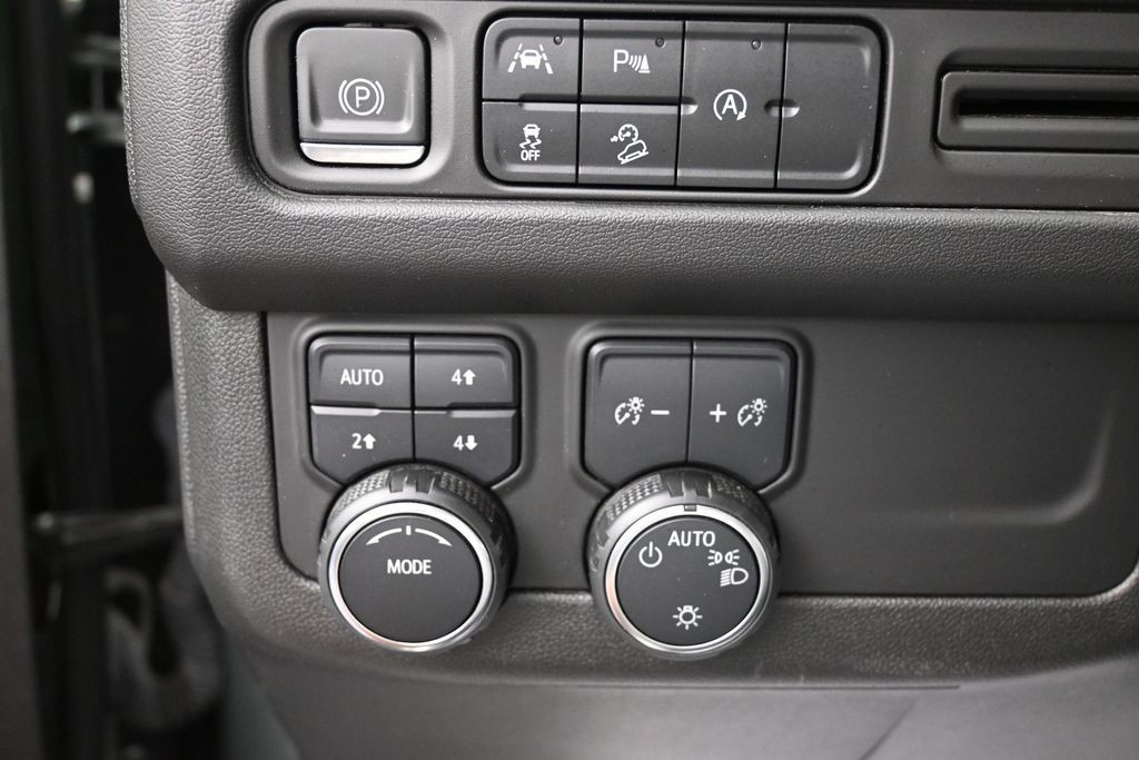 Chevrolet Suburban Vehicle Full-screen Gallery Image 14