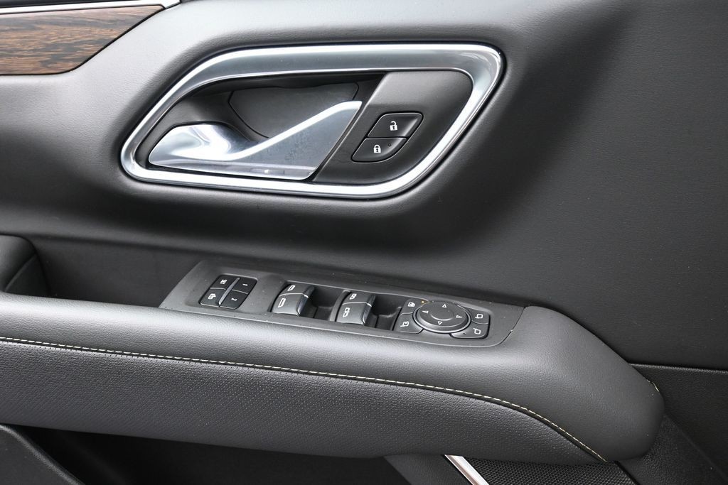 Chevrolet Suburban Vehicle Full-screen Gallery Image 15