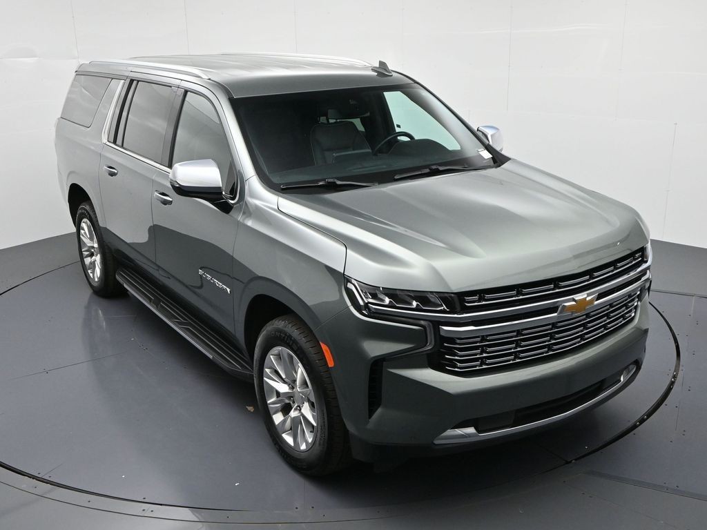 Chevrolet Suburban Vehicle Full-screen Gallery Image 18